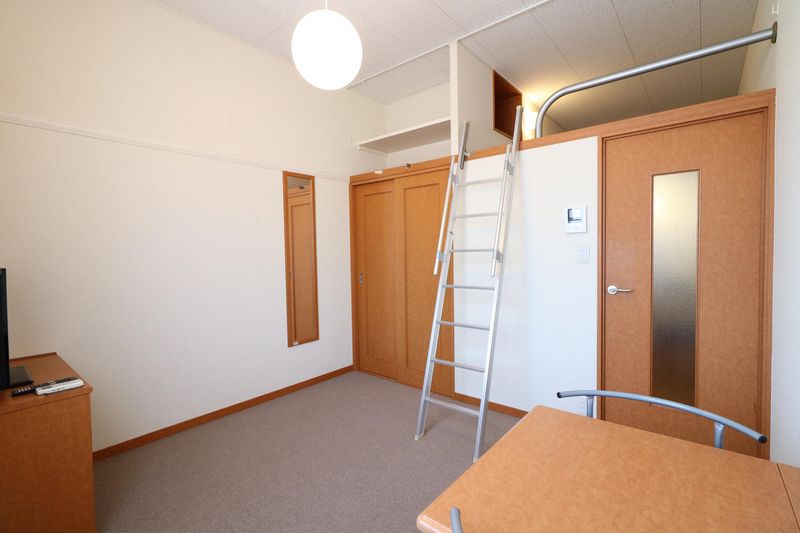 レオパレスアジェル岩倉南 居間