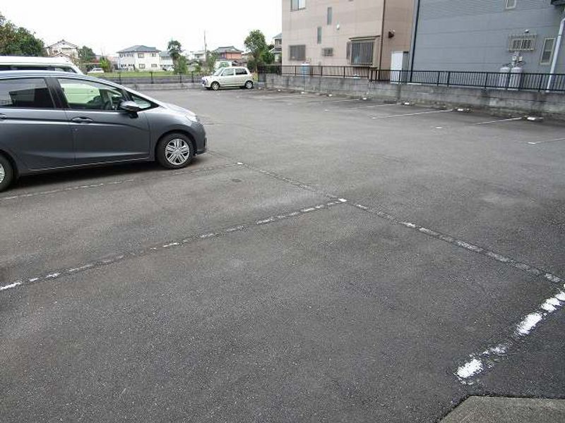 レオパレスセドナＡ 駐車場