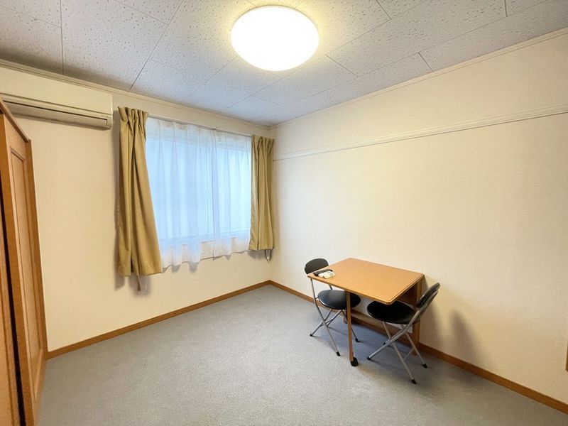 レオパレスフラワーヒル花山 居間