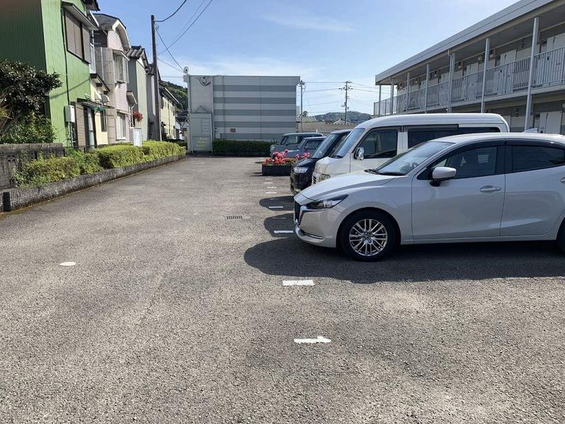 レオパレスクレスト 駐車場