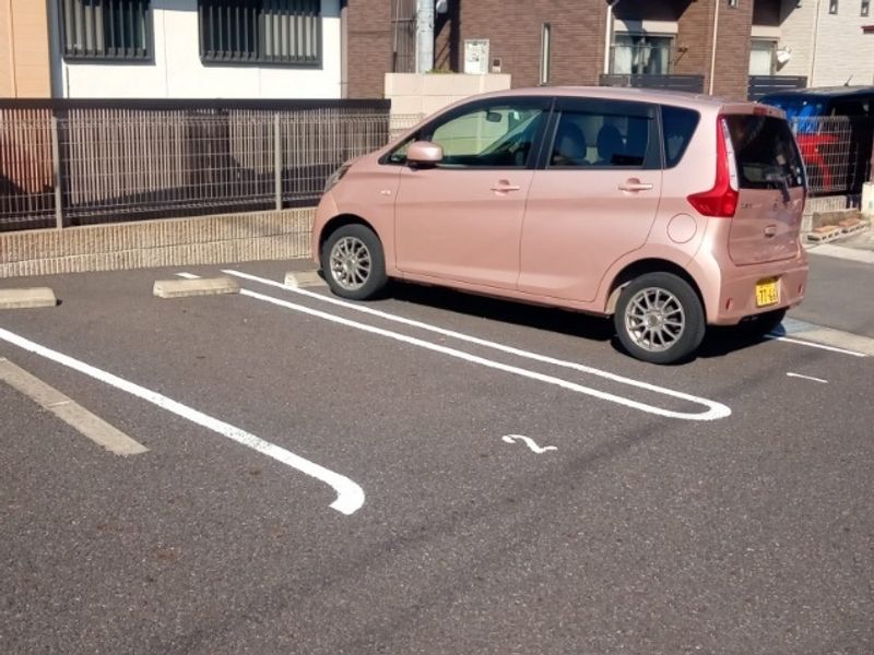 レオネクストパル 駐車場