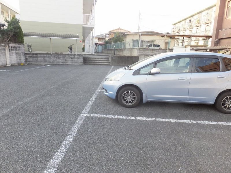 レオパレスアルファコート 駐車場