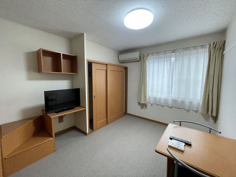 レオパレスフラワーヒル花山 居間