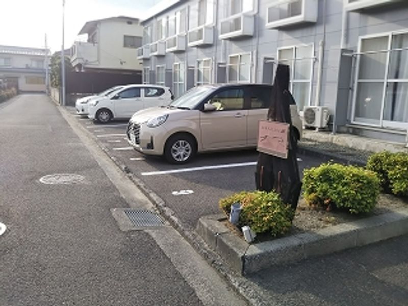 レオパレスグランシャリオ 駐車場