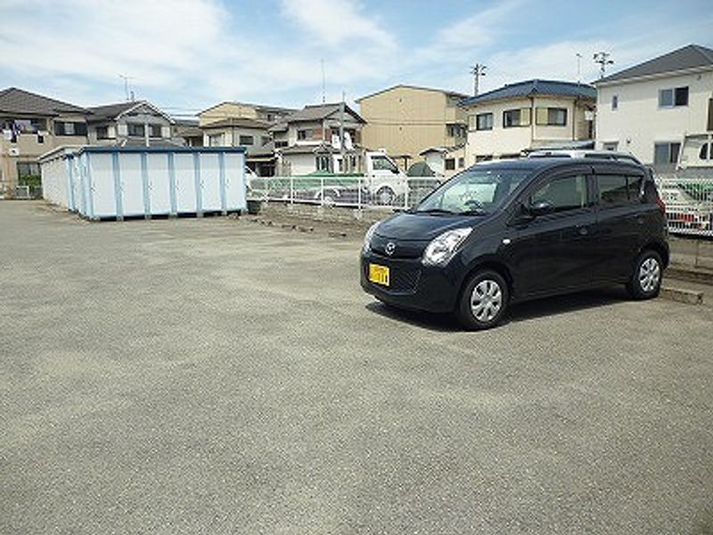 レオパレストゥジュール 駐車場