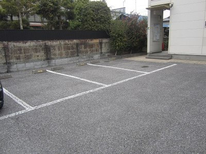 レオパレスコンドミニアム西原 駐車場