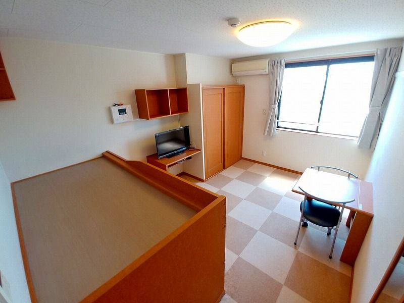 レオパレス河 居間