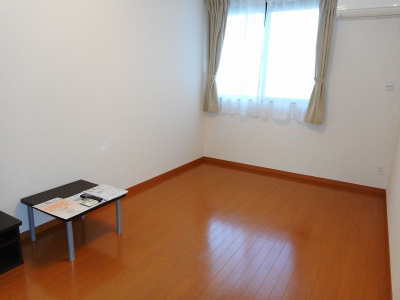 レオパレスあづま坂 居間