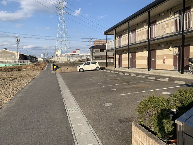 レオパレスプレミアムエステート 駐車場