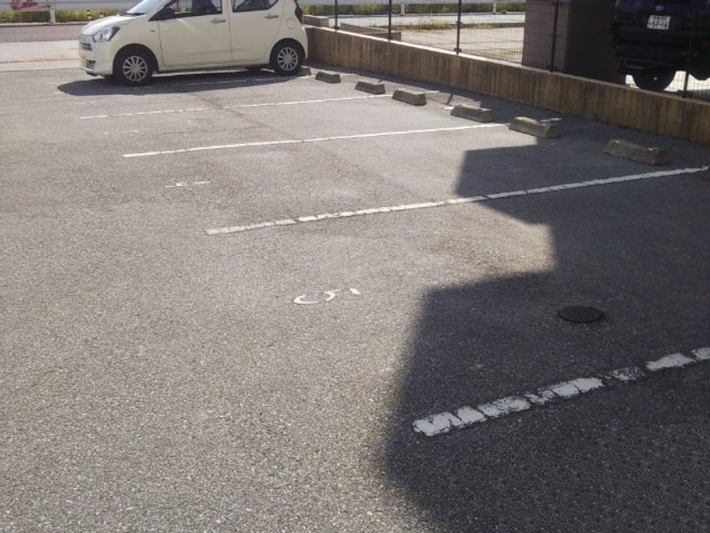 レオパレスレジデンス桑江 駐車場