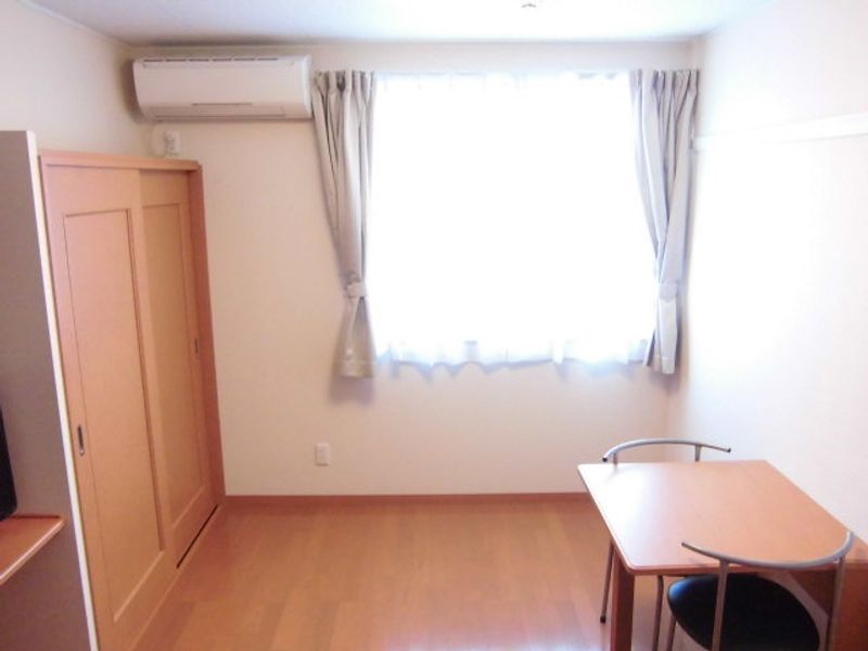 レオパレス的場 居間