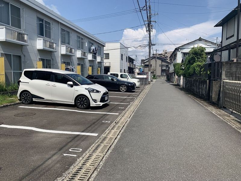 レオパレス初月 駐車場