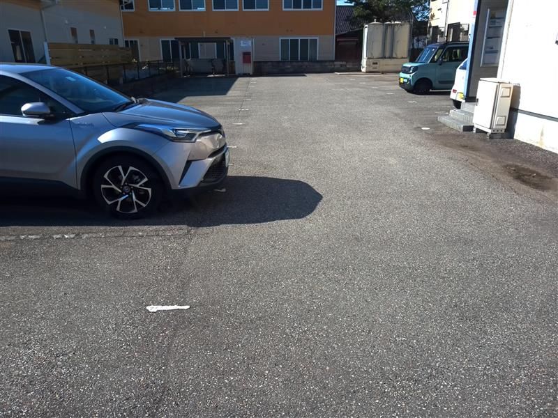 レオパレス高岡 駐車場