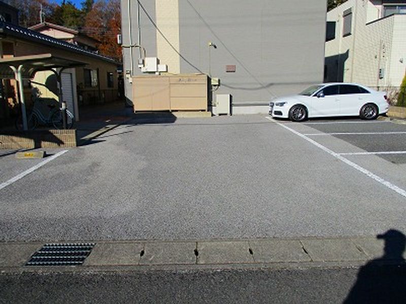 レオパレスマルモラーダ 駐車場