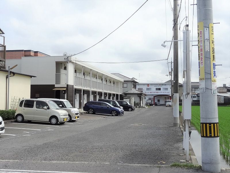 レオパレスワイドフォレスト 駐車場