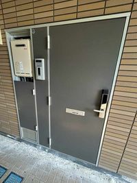 レオパレスグランドヒルズ 玄関