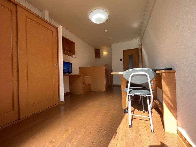 レオパレスルシェルブル金岡 居間