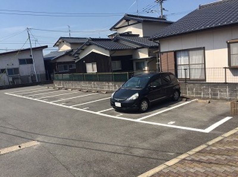 レオパレスガーデン光 駐車場