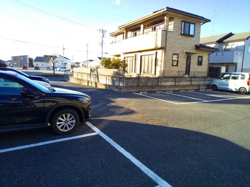 レオパレスミルリーフ 駐車場
