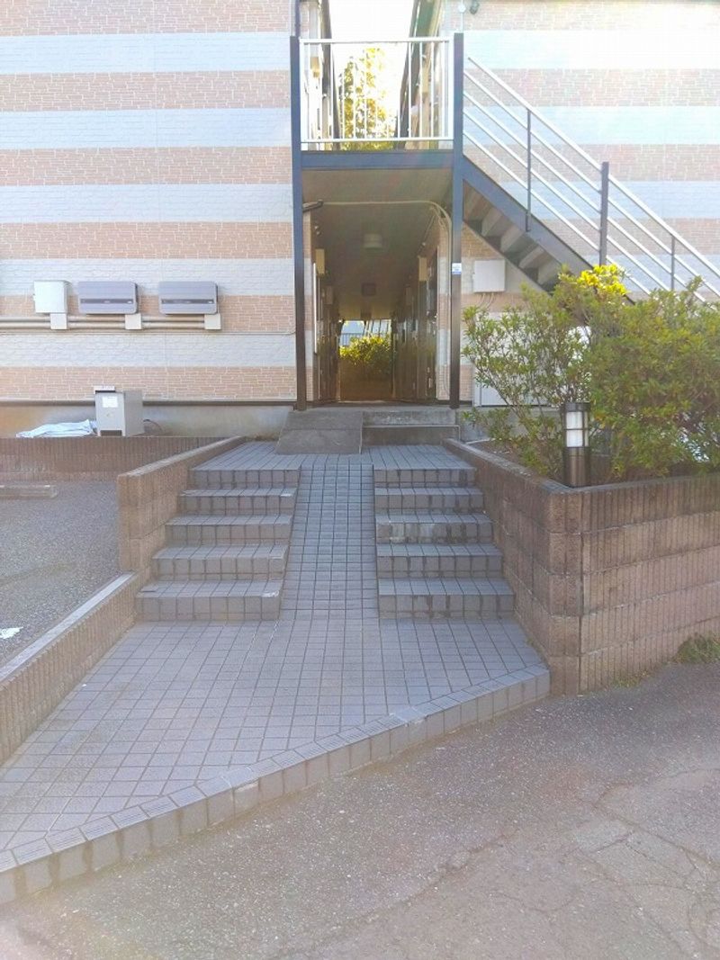 レオパレスポトリバＨ エントランス