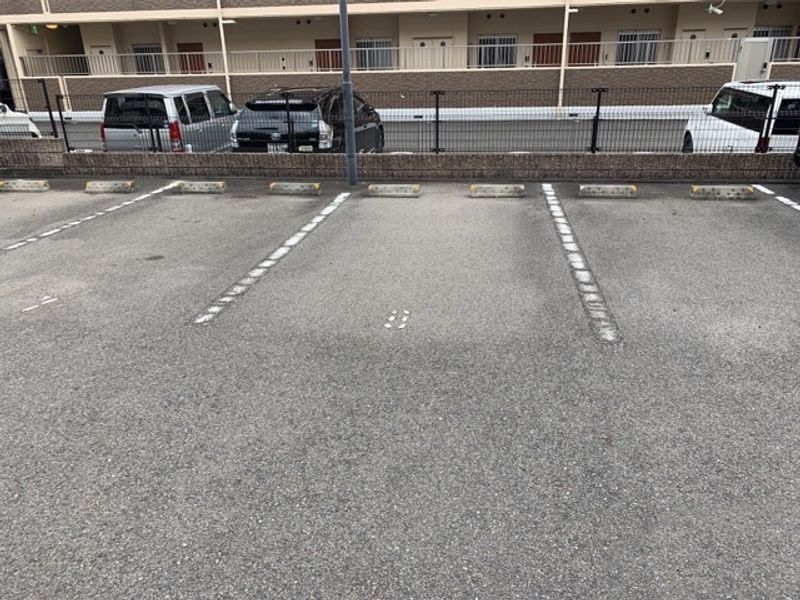 レオパレスファーデン西金ケ崎 駐車場