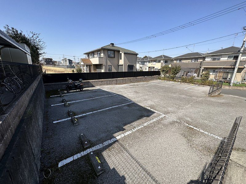 レオパレスサンフラワー 駐車場