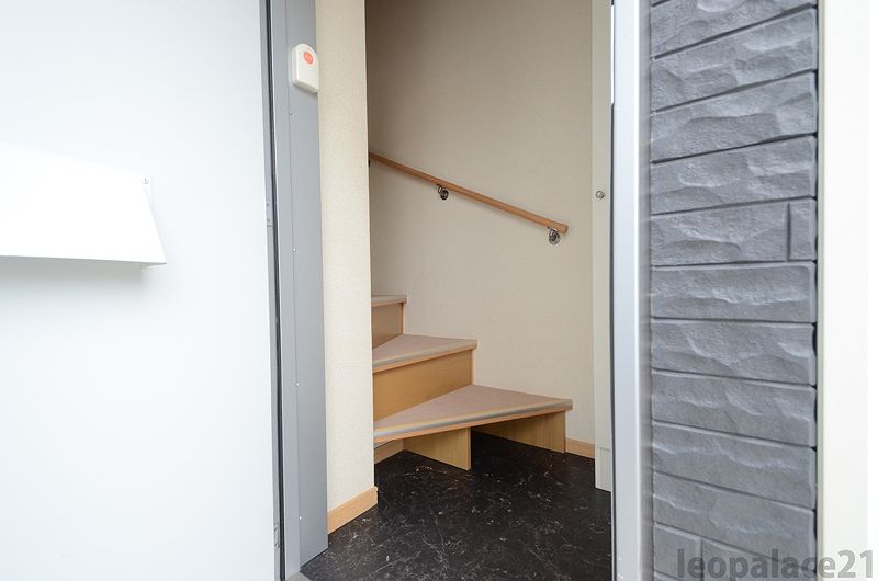 LEONEXT Pure Light Entrance