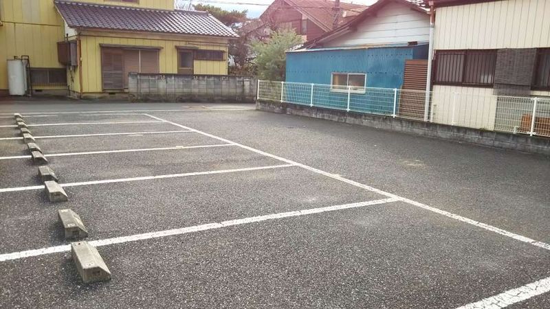 レオパレス春 駐車場
