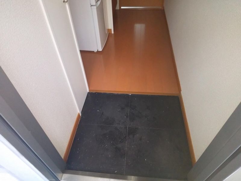 レオパレスリベア 玄関