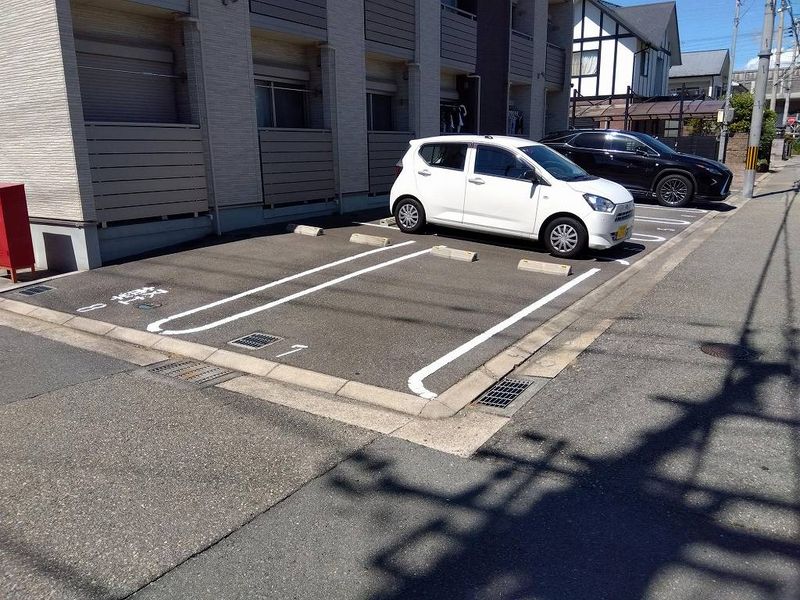 クレイノファミーユ 駐車場
