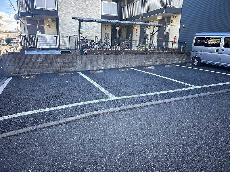 レオパレスＣａｌｍ片倉 駐車場