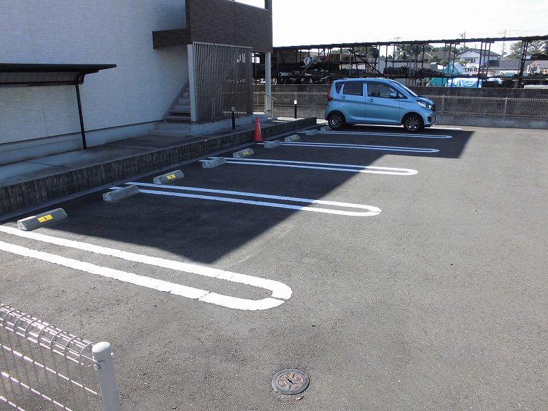 クレイノハイブリッヂⅡ 駐車場