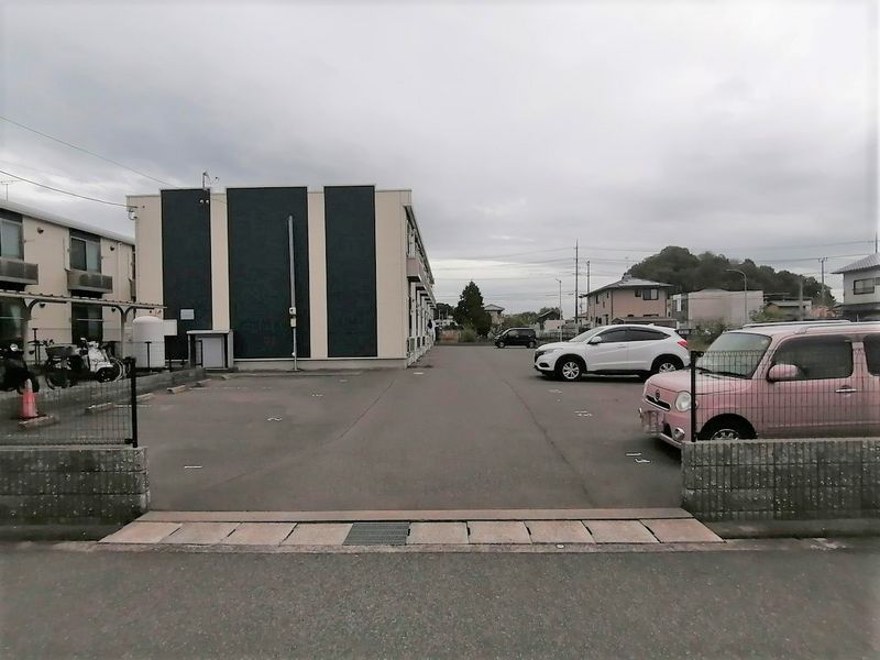 レオネクストアステラス加茂 駐車場