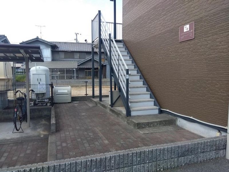 レオパレス竹寅 エントランス