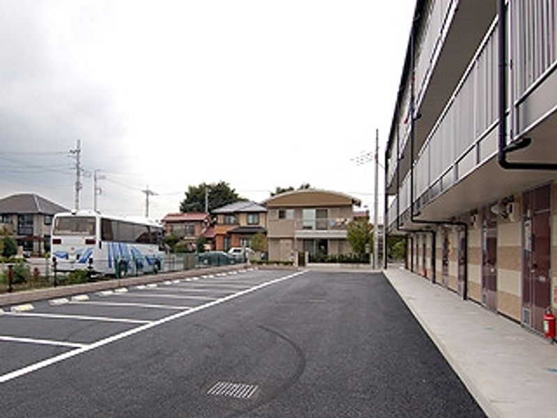 レオパレスエコミックユー 駐車場