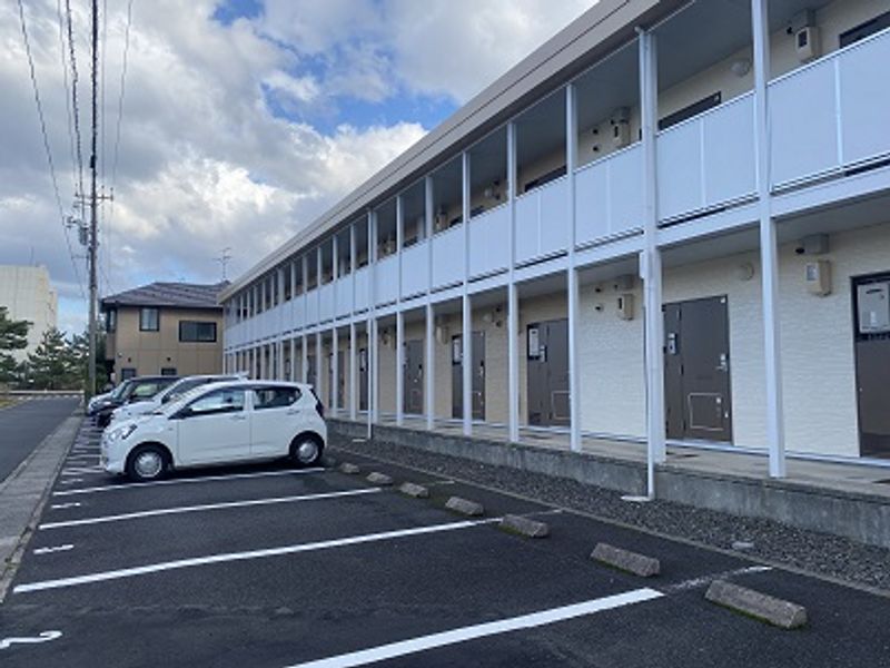 レオパレスフローラ 駐車場