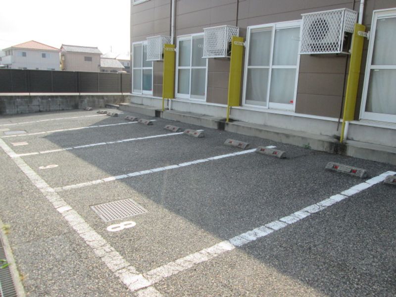 レオパレスえいこう 駐車場