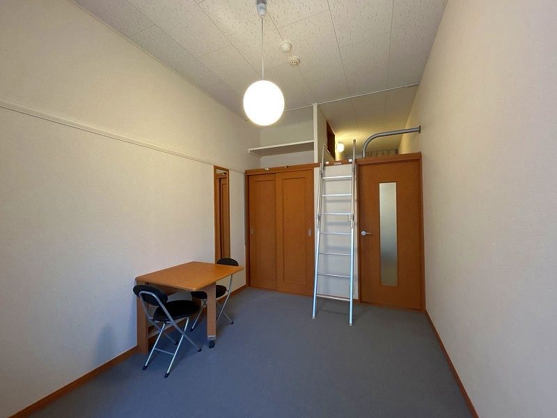 レオパレスＱＵＡＴＲＥ 居間