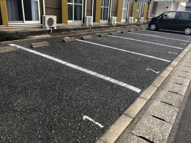 レオパレスシャルマン 駐車場
