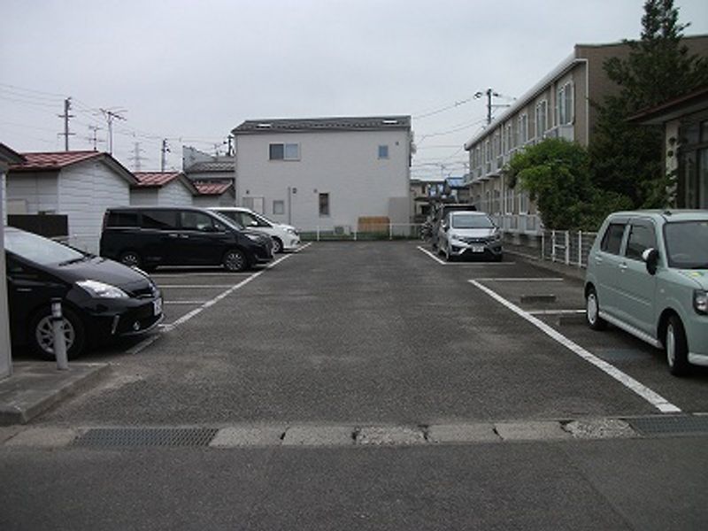 レオパレスエルスドワール 駐車場