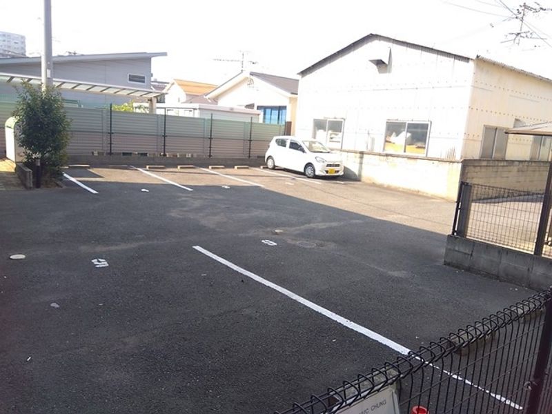 レオパレスカーサ松浜 駐車場