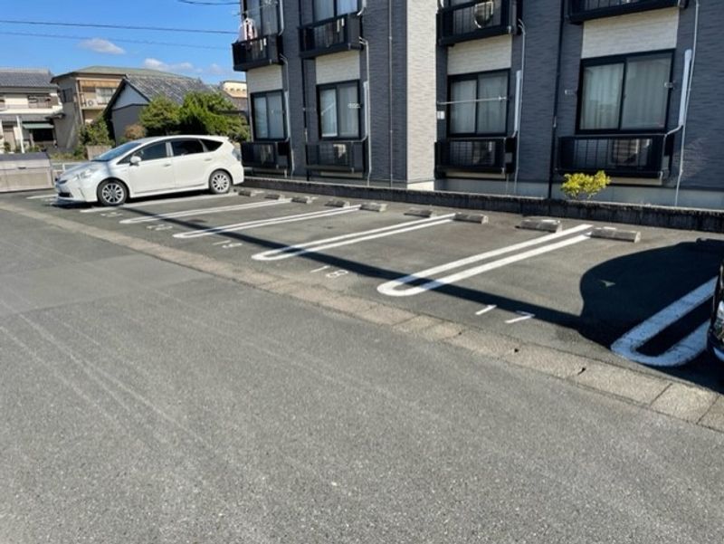 レオパレスＴＥＲＡＤＡ１８３ 駐車場