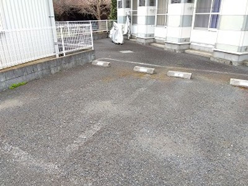 レオパレス柴 駐車場
