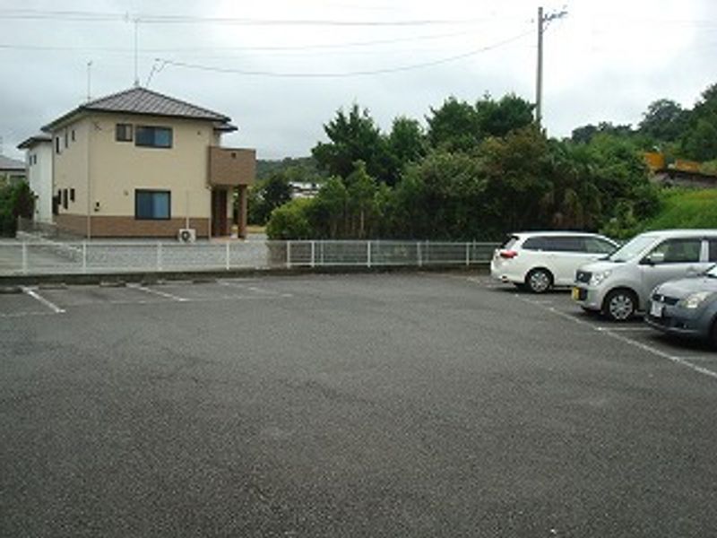 レオパレス２００１ 駐車場