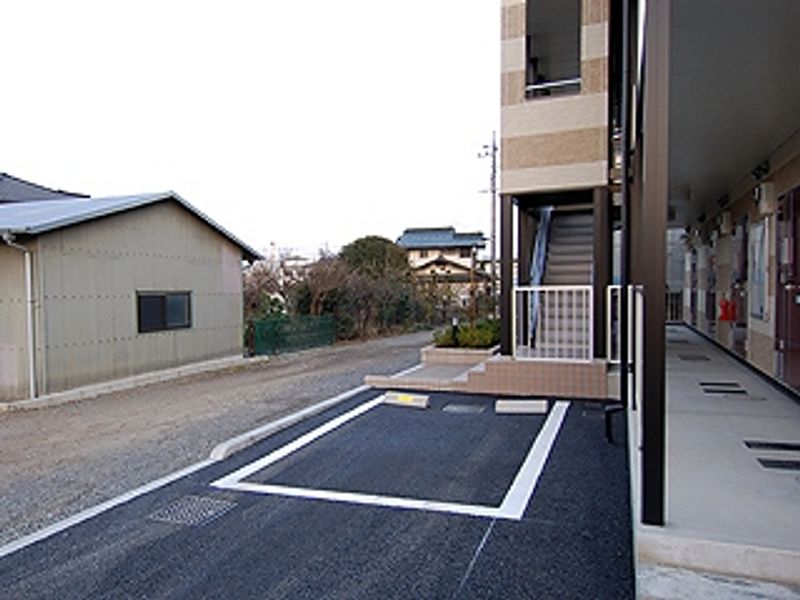 レオパレスあずみの森 駐車場