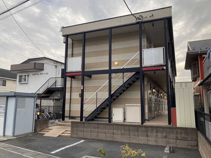 レオパレスＣｈａｒｍｅ エントランス