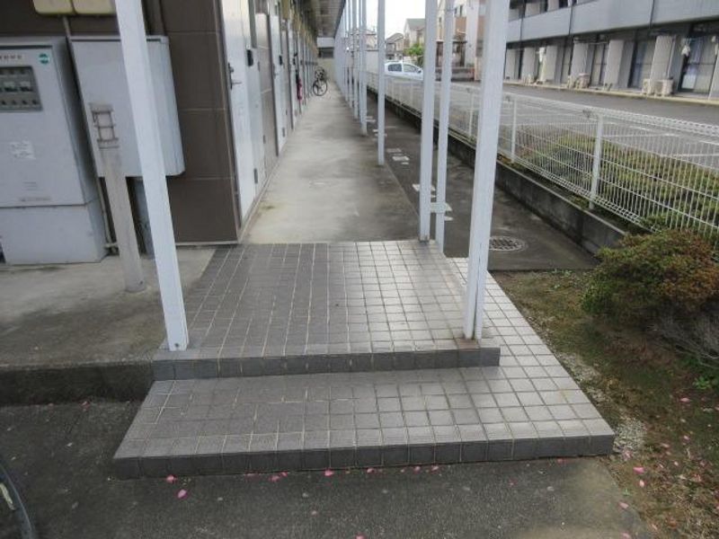 レオパレスラ・プランタン エントランス