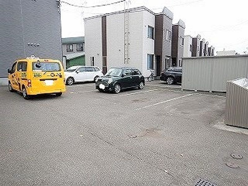 レオパレスアウル 駐車場