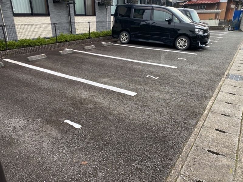 レオパレスやすらぎ 駐車場