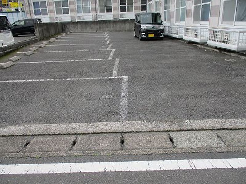レオパレスファザーンＢ 駐車場